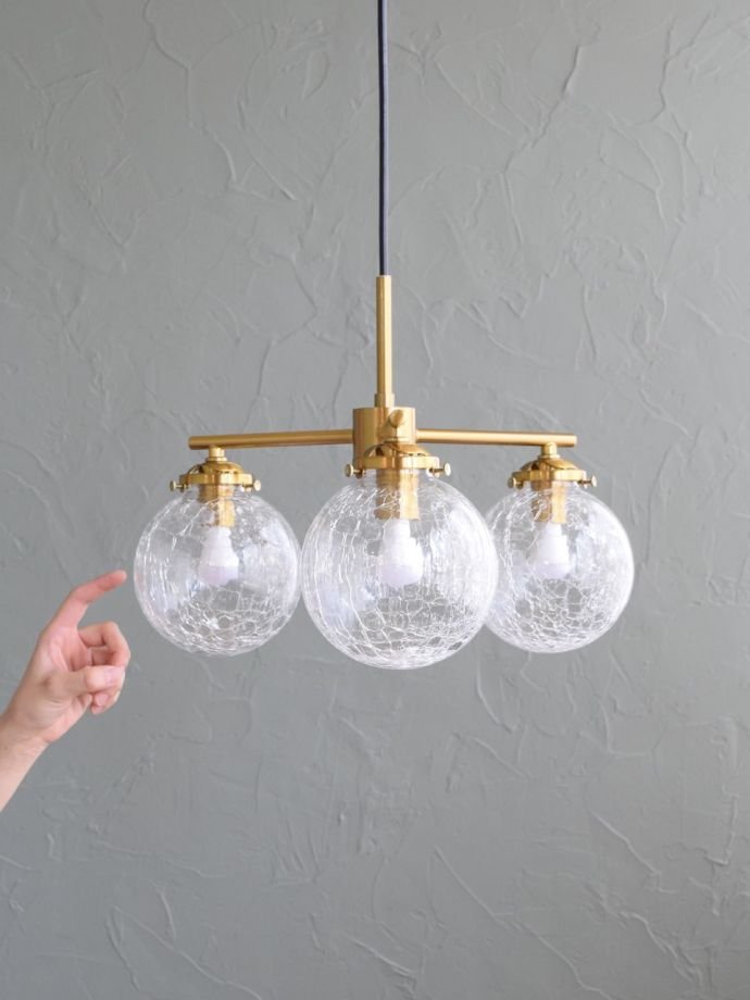 クラックガラスのシェードがおしゃれな、北欧ビンテージスタイルの3灯